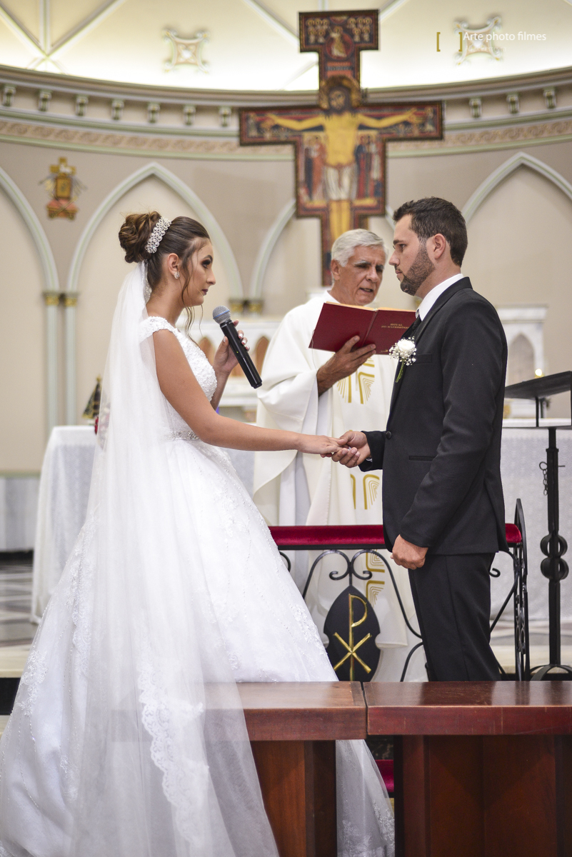 Trocas das alianças na cerimônia de casamento na Igreja Santa Terezinha em Patos de Minas-