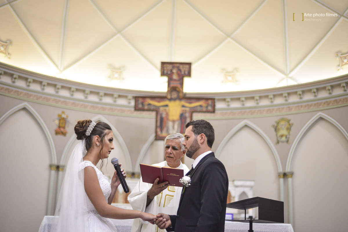 Trocas das alianças na cerimônia de casamento na Igreja Santa Terezinha em Patos de Minas-