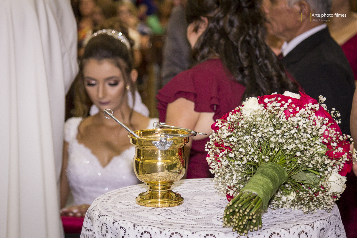 Trocas das alianças na cerimônia de casamento na Igreja Santa Terezinha em Patos de Minas-