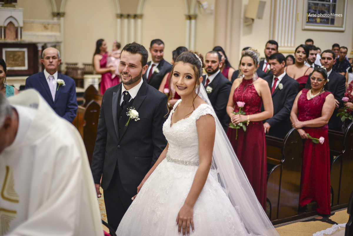 Trocas das alianças na cerimônia de casamento na Igreja Santa Terezinha em Patos de Minas-