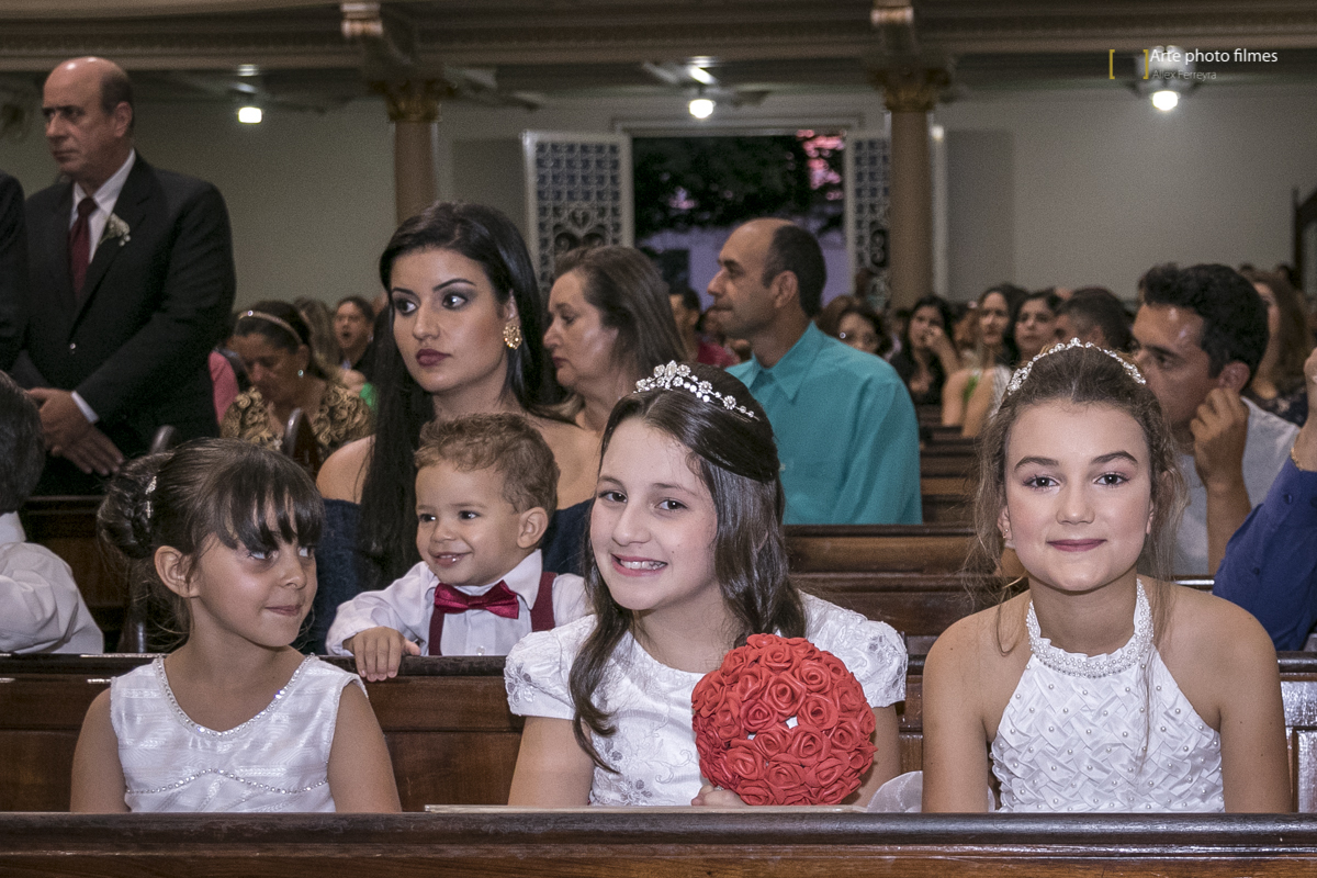 Noivinhas e florista no casamento na Igreja Santa Terezinha em Patos de Minas-