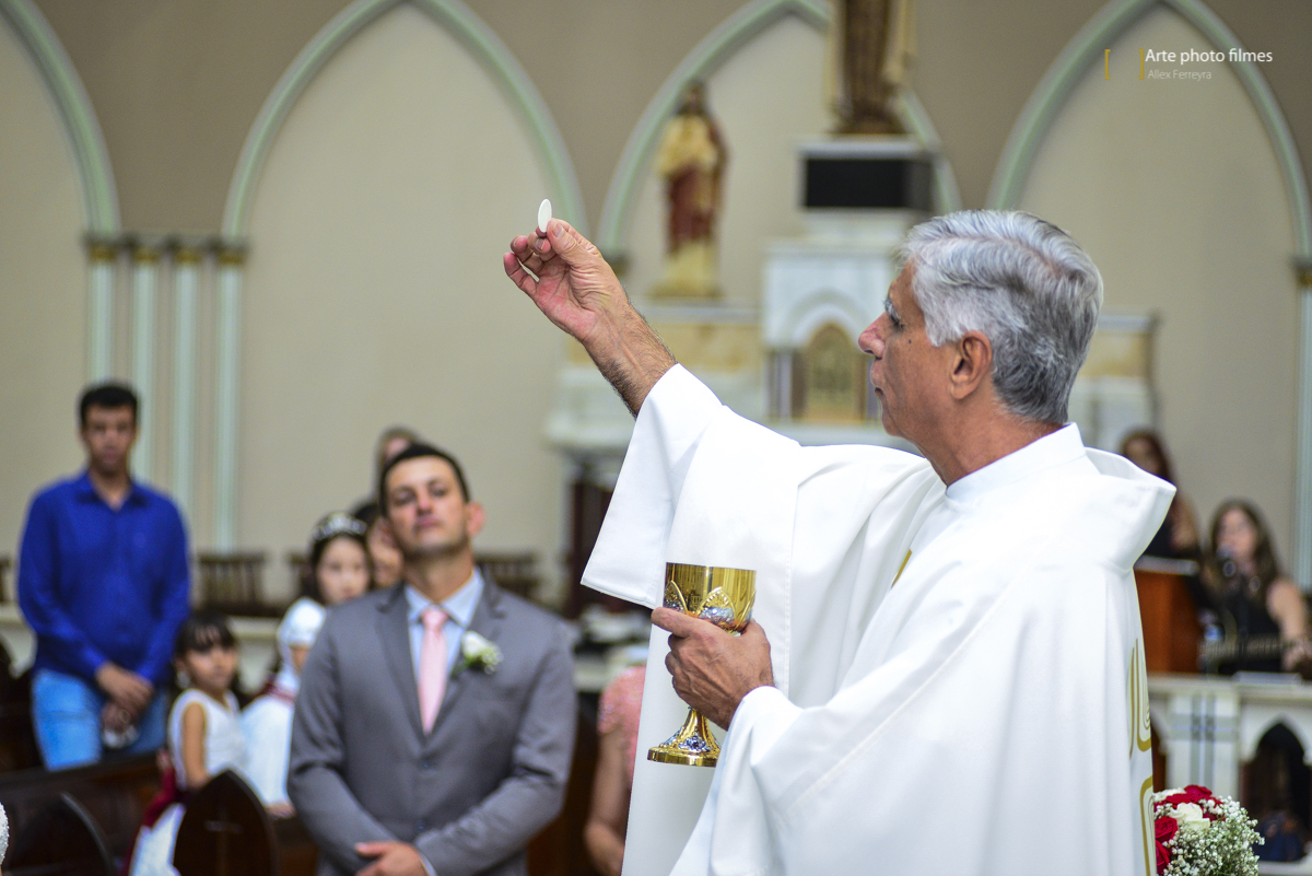 Comunhão dos noivos no casamento na Igreja Santa Terezinha em Patos de Minas-