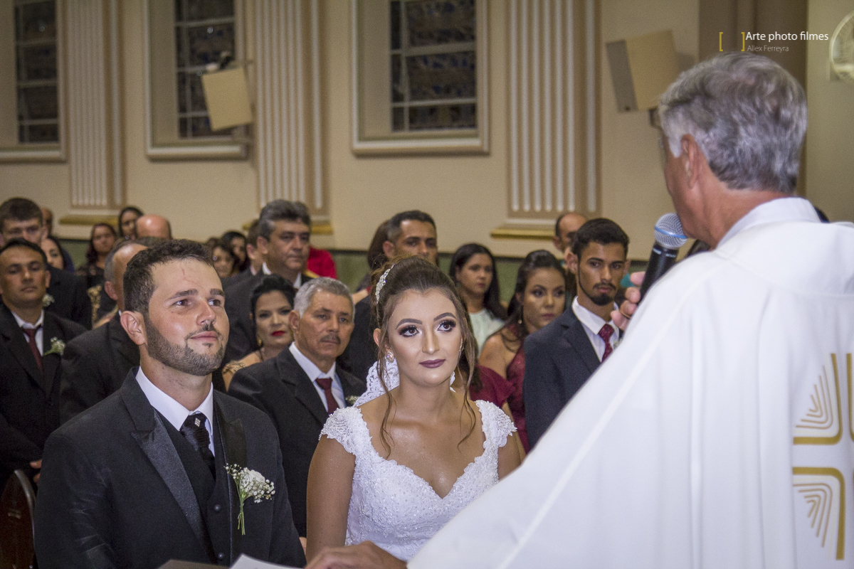 Comunhão dos noivos no casamento na Igreja Santa Terezinha em Patos de Minas-