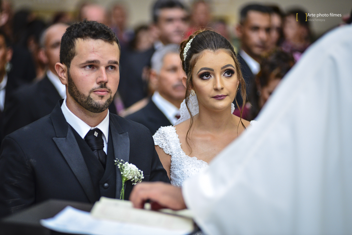 Comunhão dos noivos no casamento na Igreja Santa Terezinha em Patos de Minas-