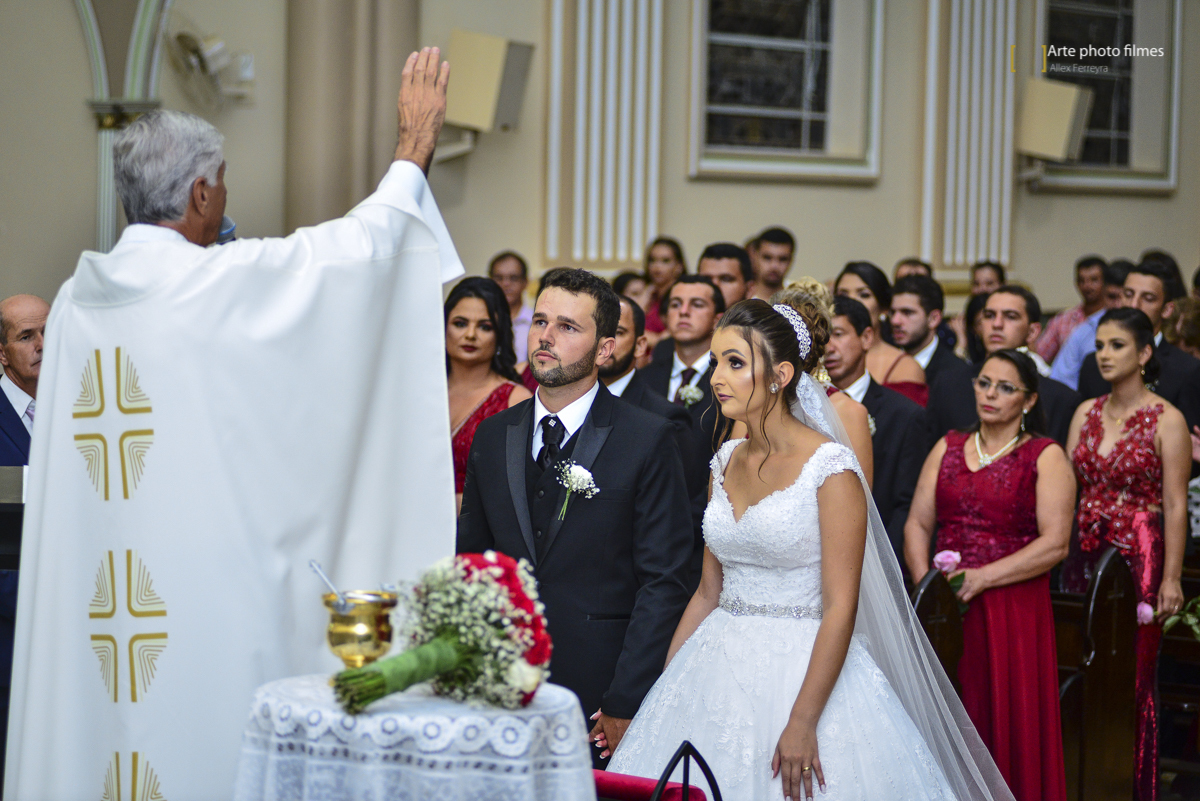 Comunhão dos noivos no casamento na Igreja Santa Terezinha em Patos de Minas-