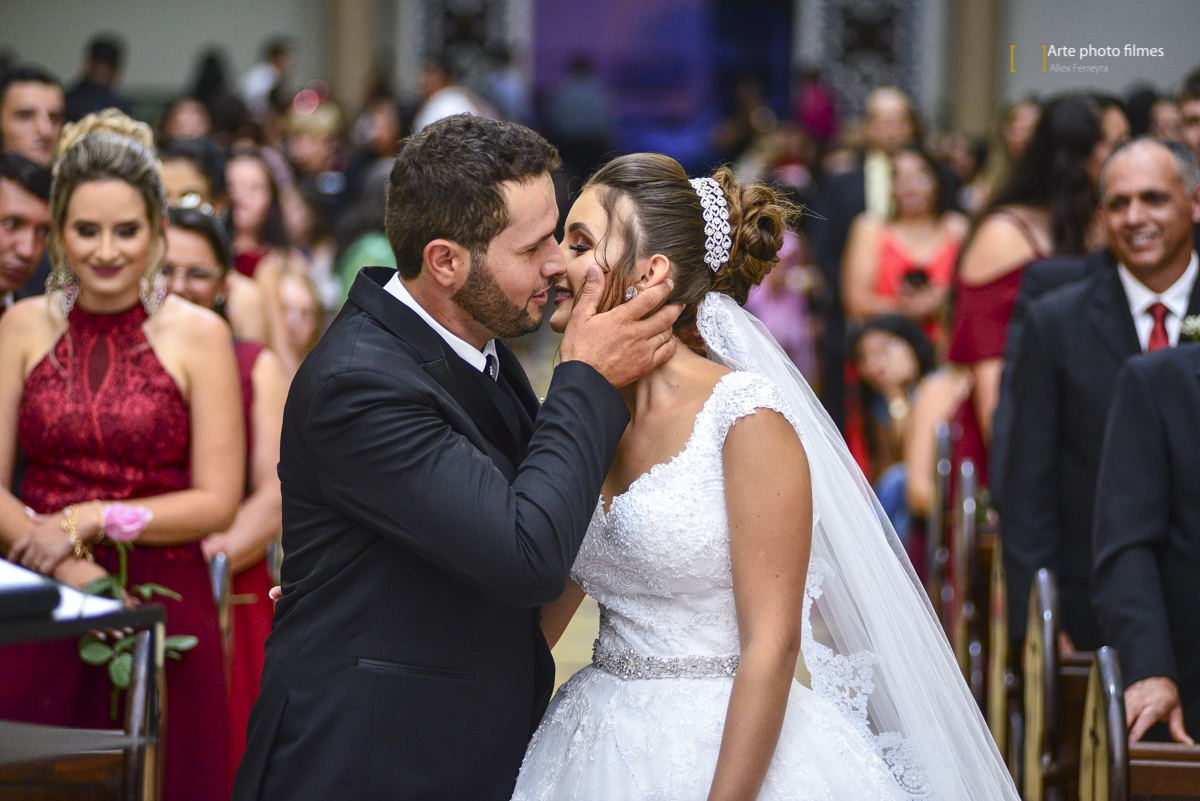 Primeiro beijo de casados dos noivos no casamento na Igreja Santa Terezinha em Patos de Minas-