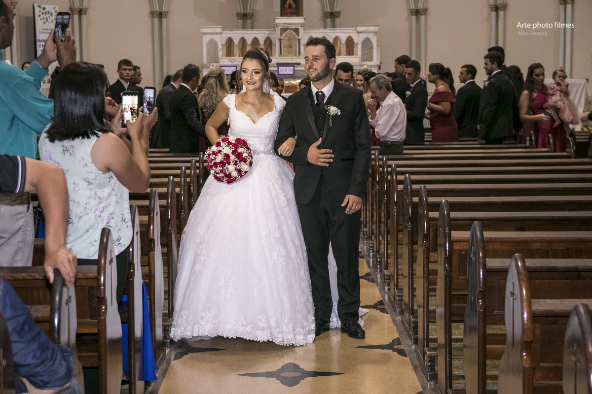 Saída dos noivos na Igreja Santa Terezinha em Patos de Minas-