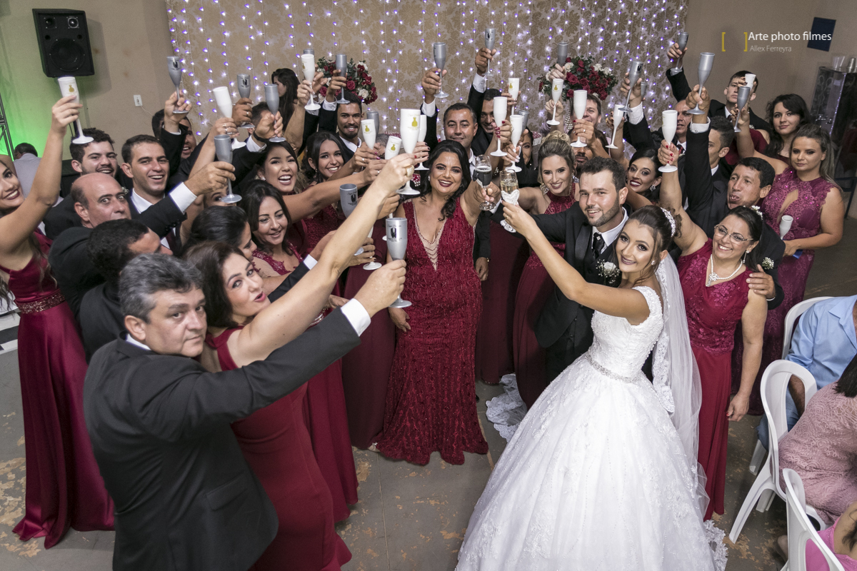 Brinde dos noivos com os padrinhos na festa/ recepção em Patos de Minas_MG