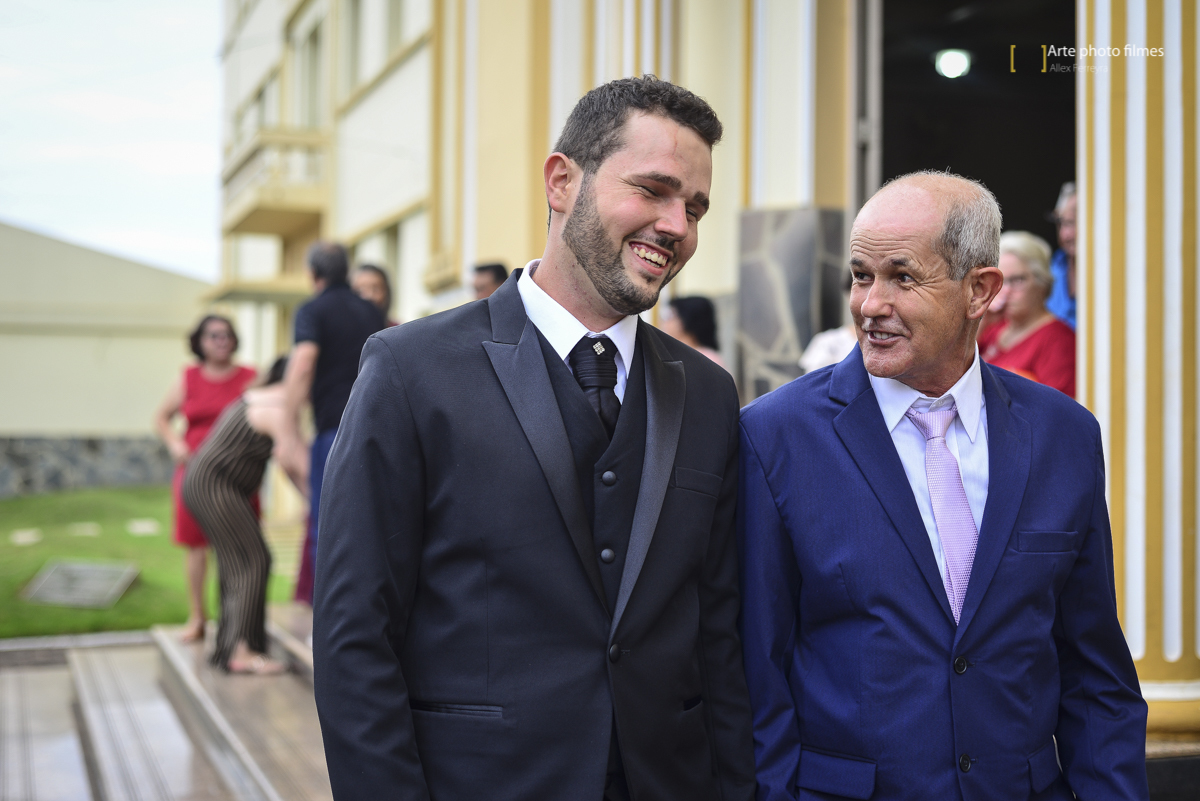 Foto do noivo com o pai antes do inicio do casamento na Igreja Santa Terezinha em Patos de Minas-MG