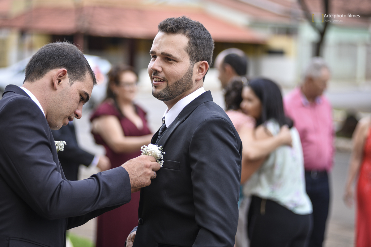 Padrinho arrumando o noivo antes do inicio do casamento na Igreja Santa Terezinha em Patos de Minas-MG
