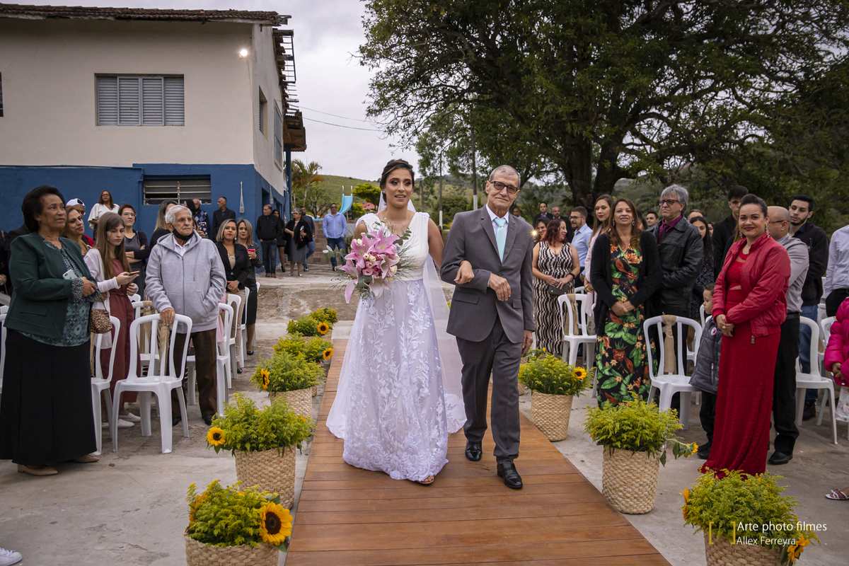 Entrada da noiva no casamento com o pai