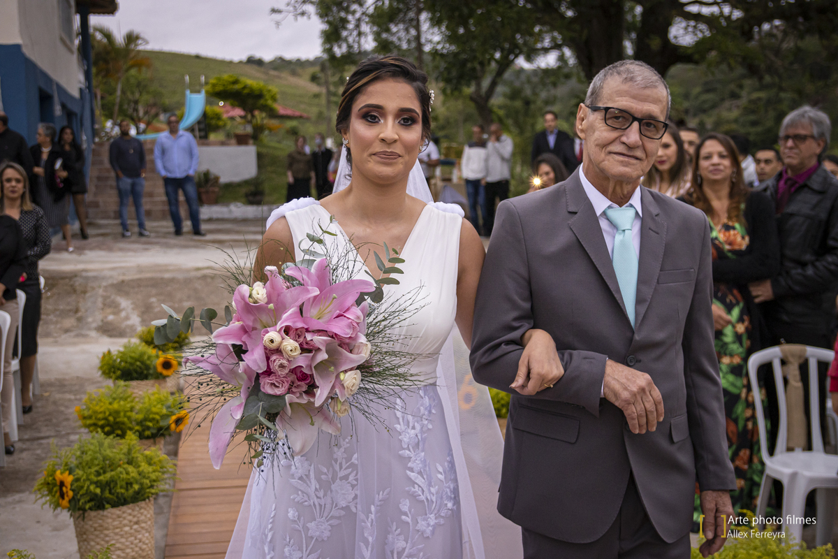 Entrada da noiva no casamento com o pai