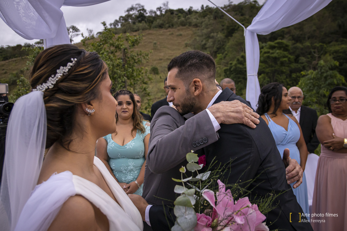 Noivo recebendo a noiva 