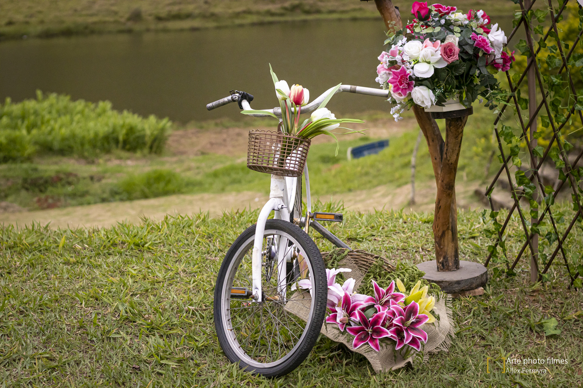 Decoração com bicicleta e flores
