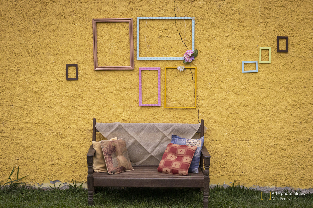 Decoração de casamento com banco de madeira e moldura de quadro