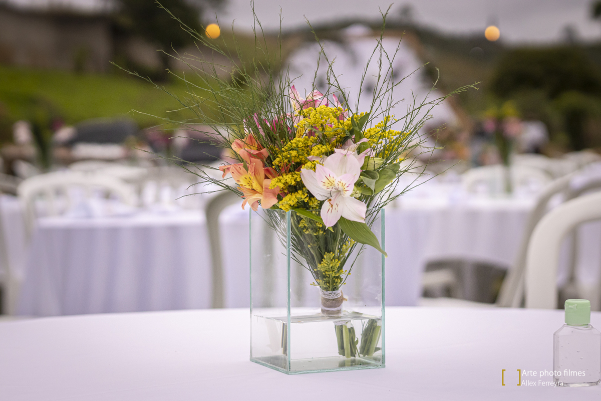 Decoração de arranjo de flor no vaso de mesa