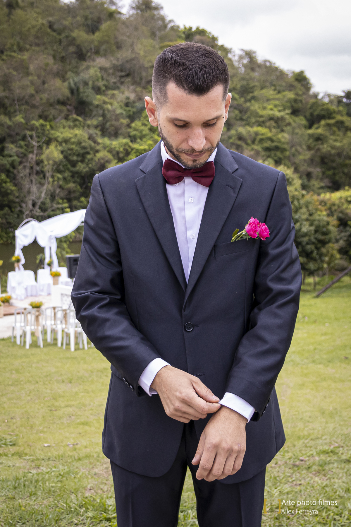 Traje  do noivo arrumando o terno