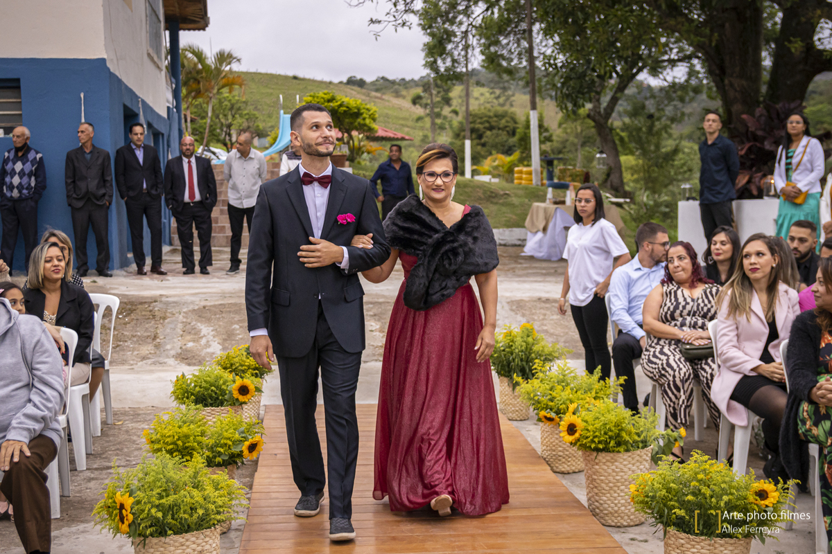 Entrada do noivo com a mãe