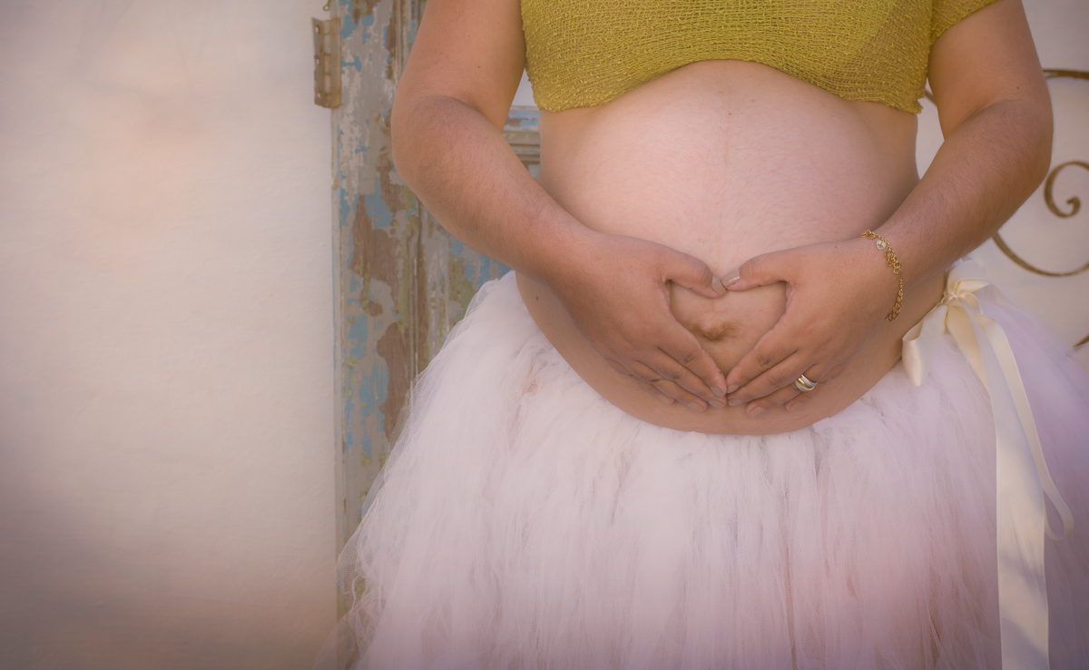Detalhe da mão na barriga pela fotógrafa de gestante Marol Arruda