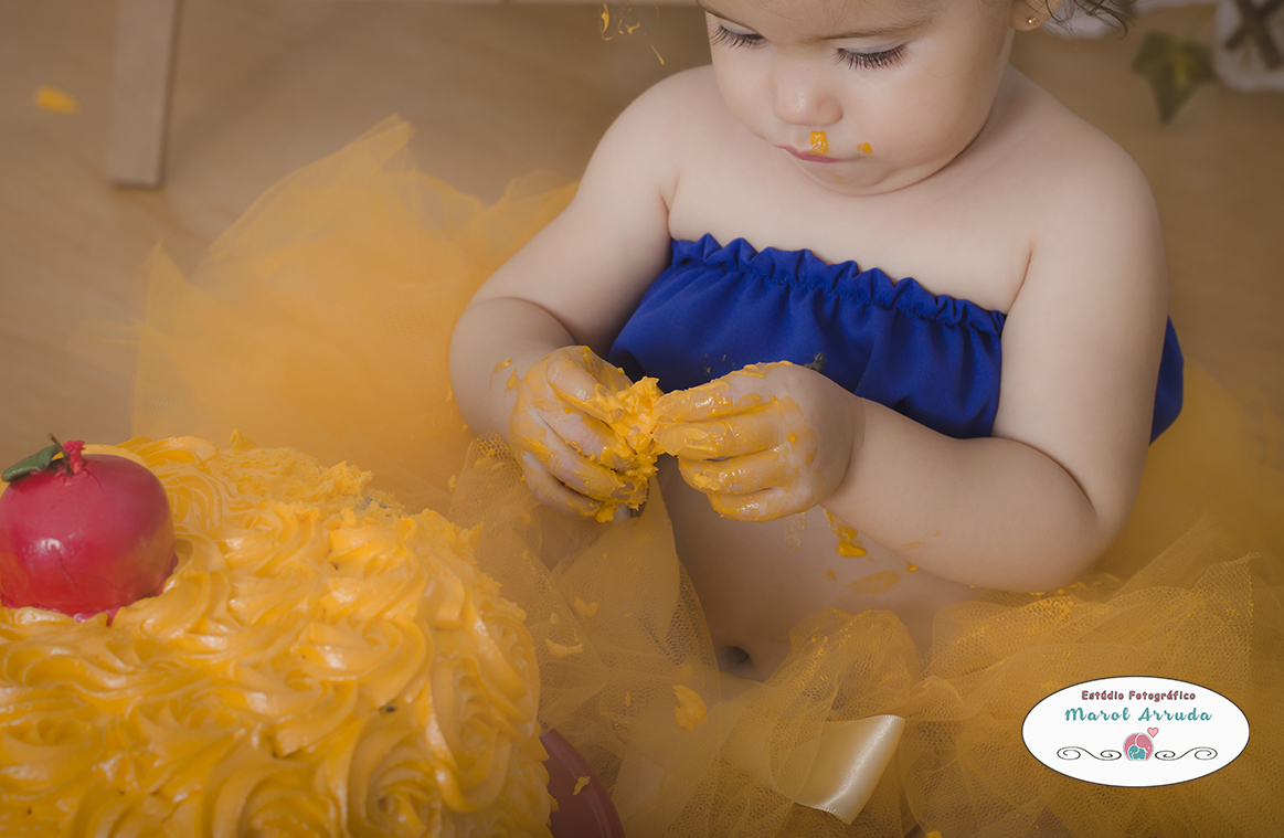 Fazendo o reconhecimento da textura pra depois saborear o delicioso bolo do smash the cake