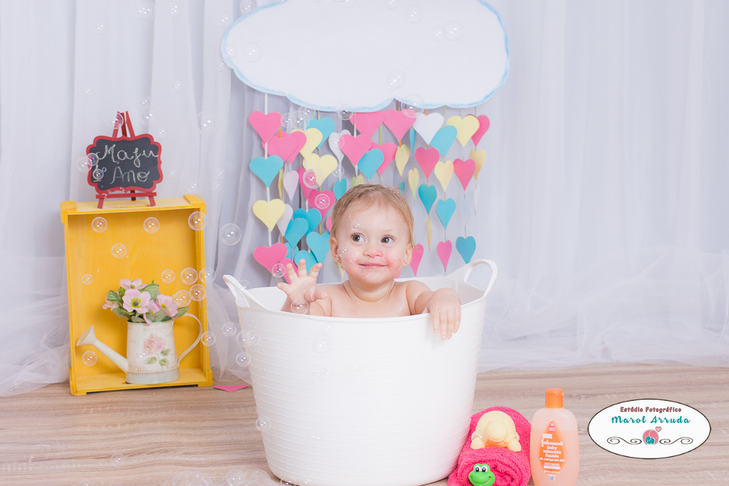 Nada como um banho depois da sessão  smash the cake. Aqui no Estúdio Marol Arruda fotografamos até o banho dos pequeninos