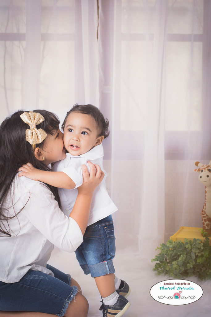 A tia Marol adora essa expressão de carinho entre irmãos. Samuel e Mila num momento ímpar em seu ensaio fotográfico 