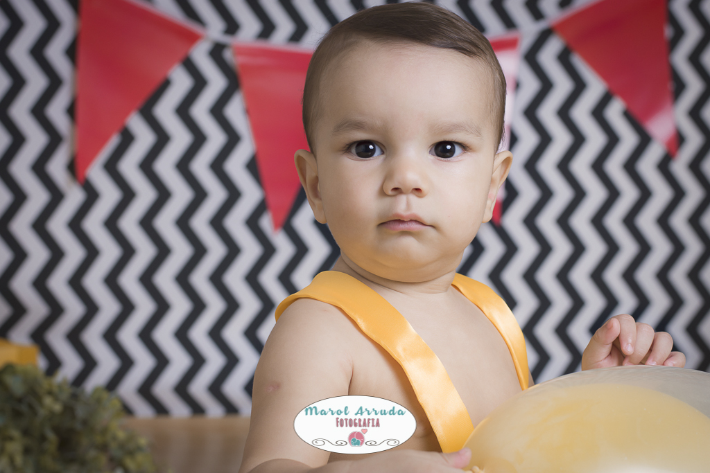 Tem como não tirar uma linda foto de um príncipe tão lindo como esse? Ficamos babando com tanta beleza desse pimpolho em seu ensaio smash the cake 