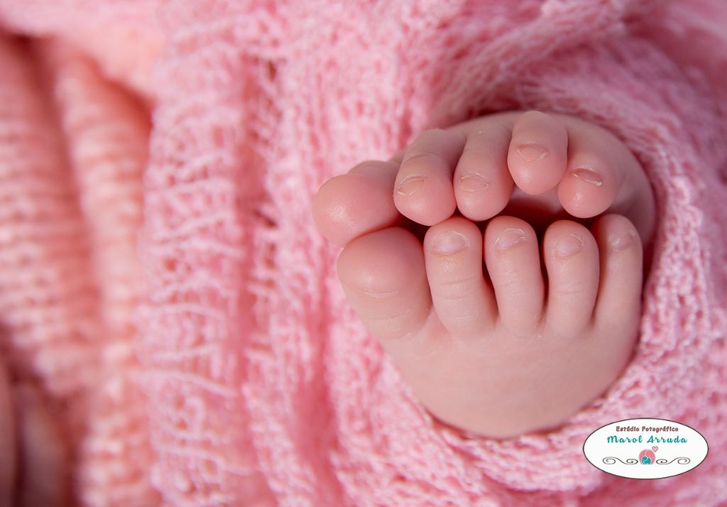 Lindo o pezinho de neném, registro feito pela fotógrafa de recém-nascido Marol Arruda 