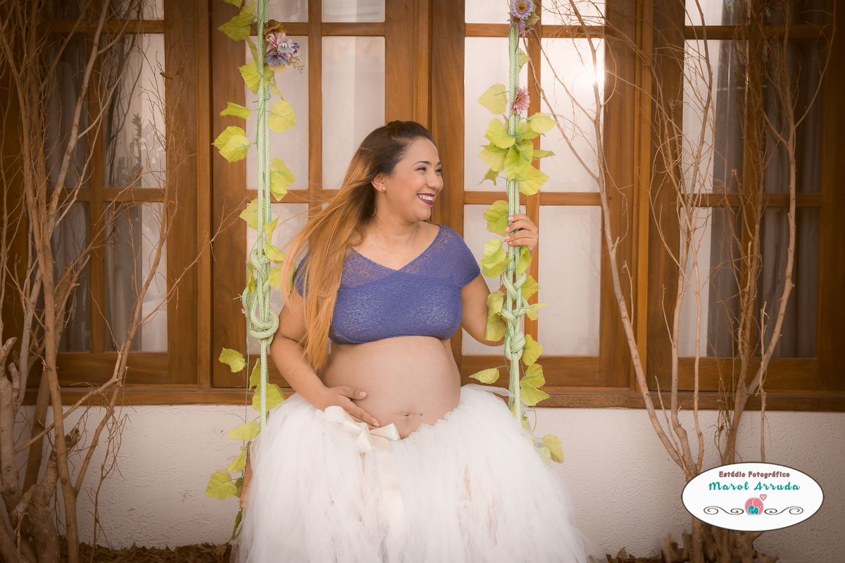 Nada como um belo sorriso para o esposo e esse momento ser eternizado no Ensaio Gestante no Estúdio Marol Arruda