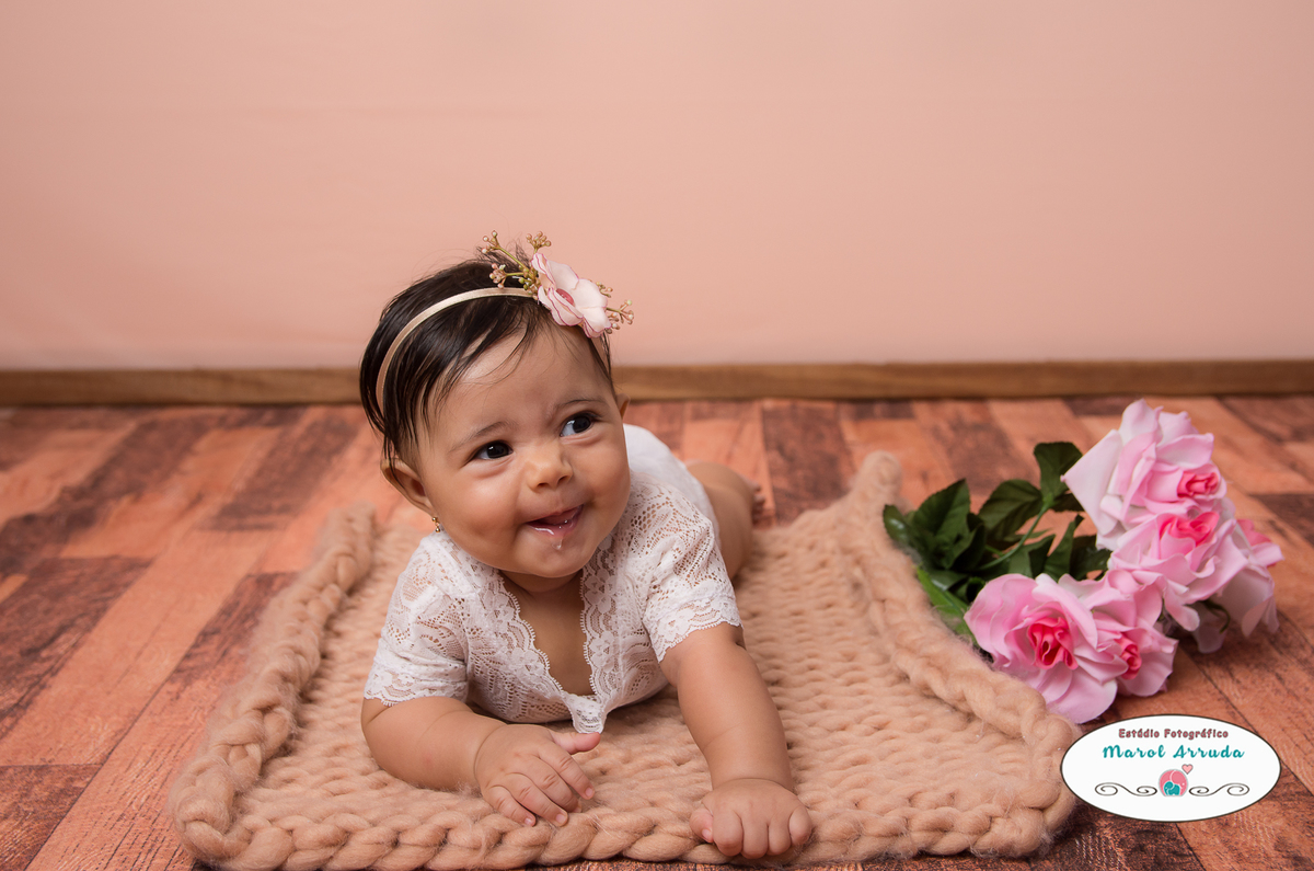 Gente olha essa cara linda! Essa criança nasceu para ser modelo profissional e a titia aqui adora registrar todos esses momentos nos ensaio de acompanhamento infantil no Estúdio Marol Arruda 