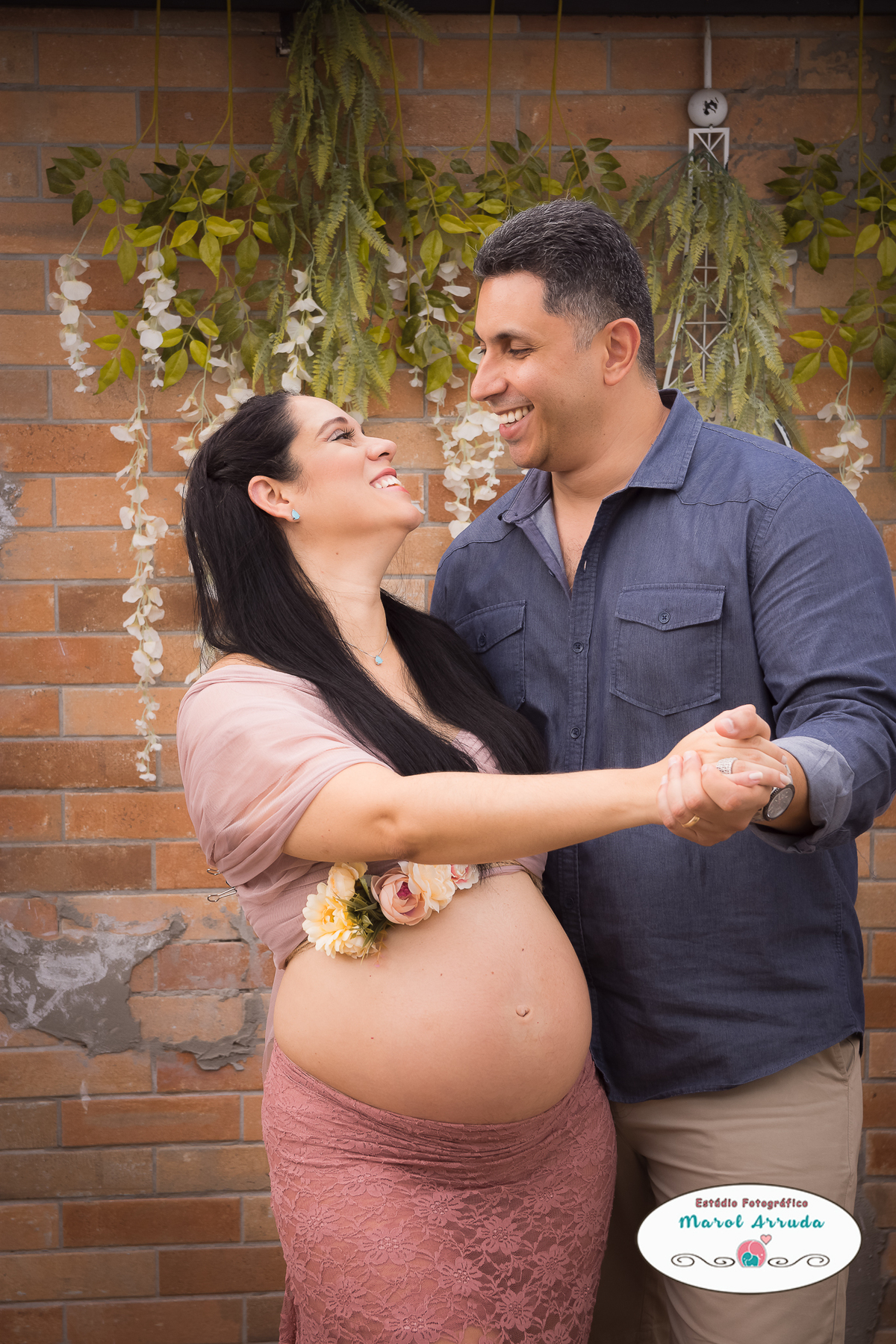 Muito amor envolvido no ensaio gestante realizado no Estúdio Marol Arruda