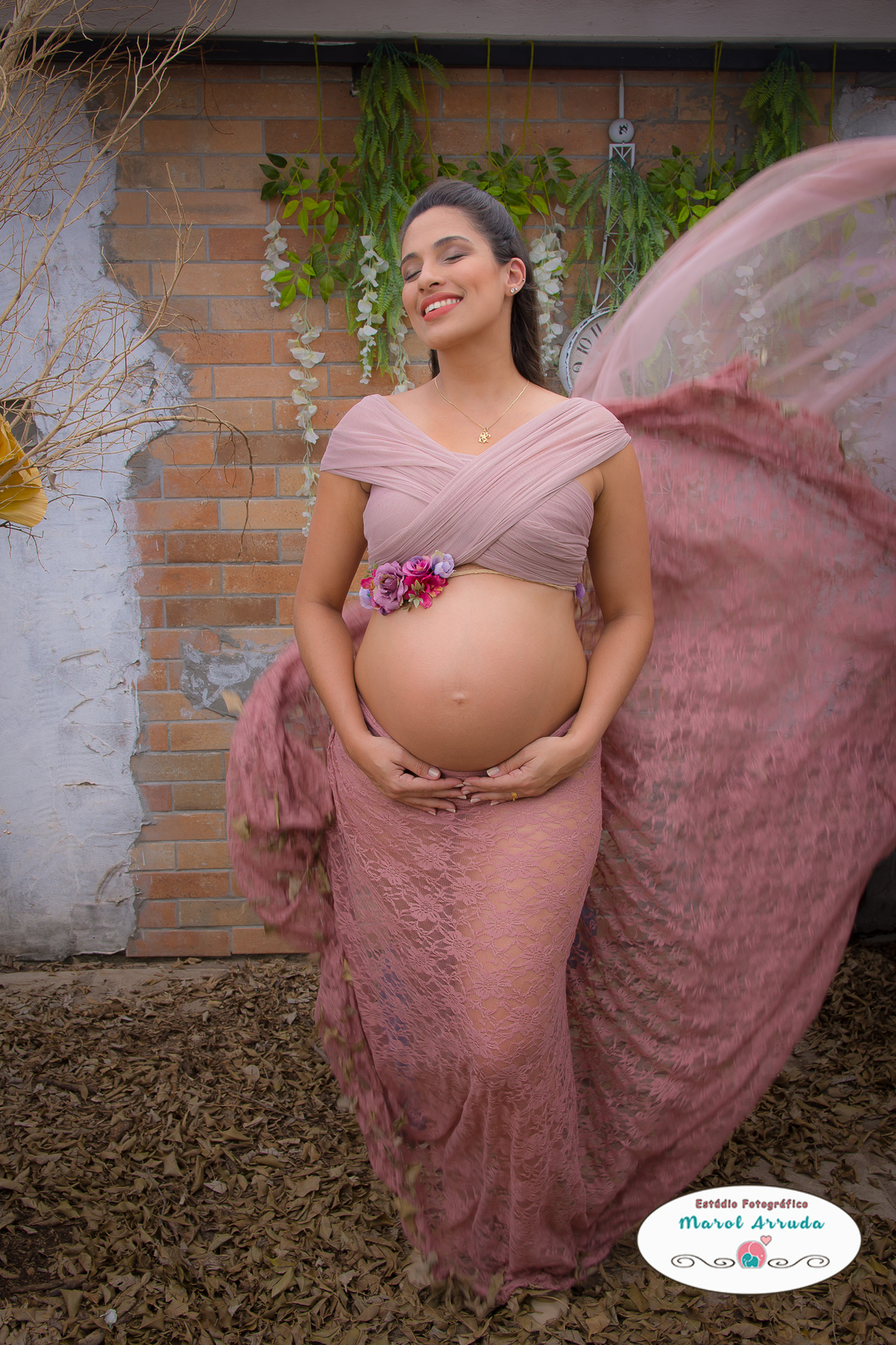 Book Gestante Encantado no cenário do relógio no Estúdio Fotográfico Marol Arruda