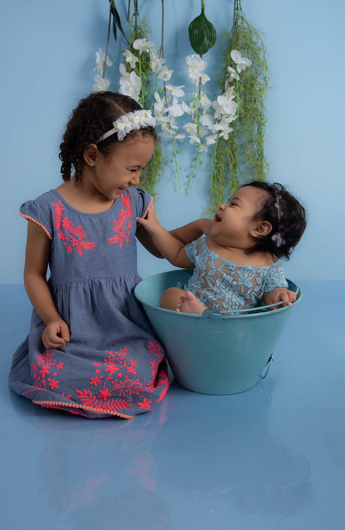 conversa entre irmãs durante a sessão de fotos aqui no Estúdio Marol Arruda é permitido