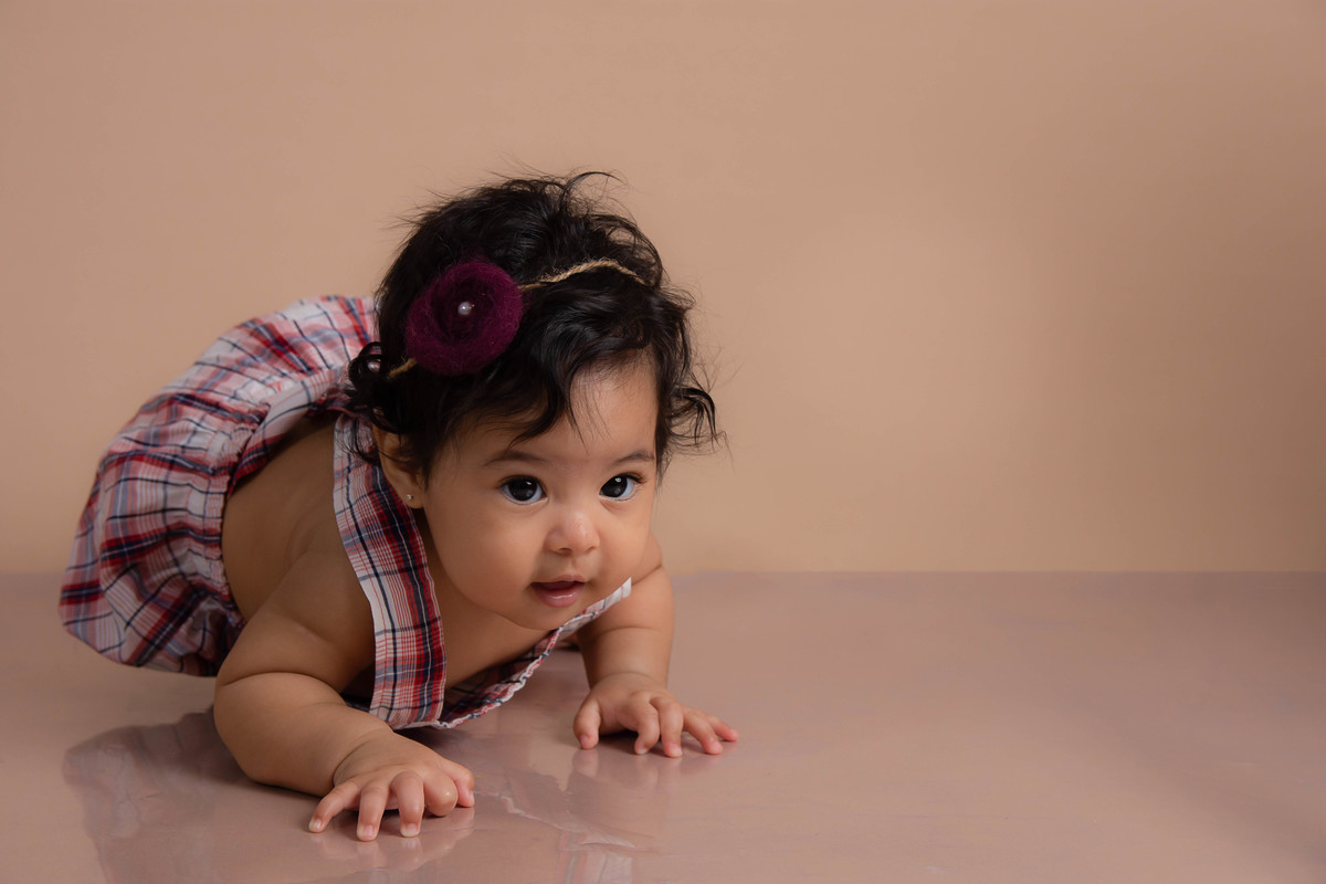 Momentos de muitas descobertas... se preparando para sentar sozinha. 
Gostamos mesmo é de registrar o desenvolvimento dos bebês