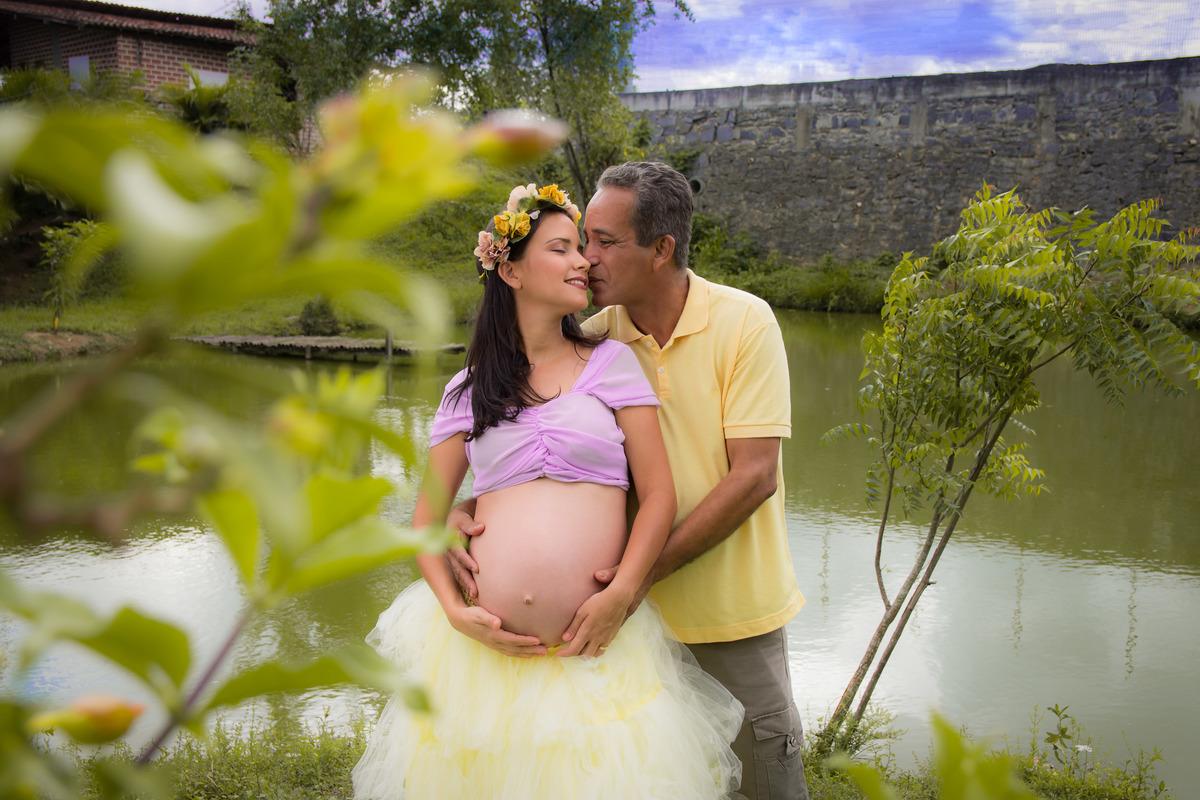 O ensaio gestante mostra a felicidade de um casal transbordando!