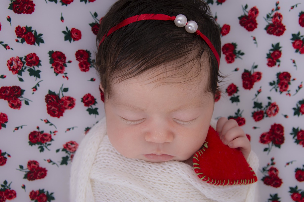 Na sessão newborn, podemos ver o coração da mamãe que bate fora do peito.