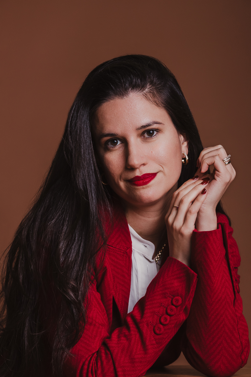 A Pri da aulas de inglês online e  atende a nível mundial, e ela resolveu dar um UP na imagem para poder fechar mais bons negócios e fazer uma boa criação de conteúdos. 