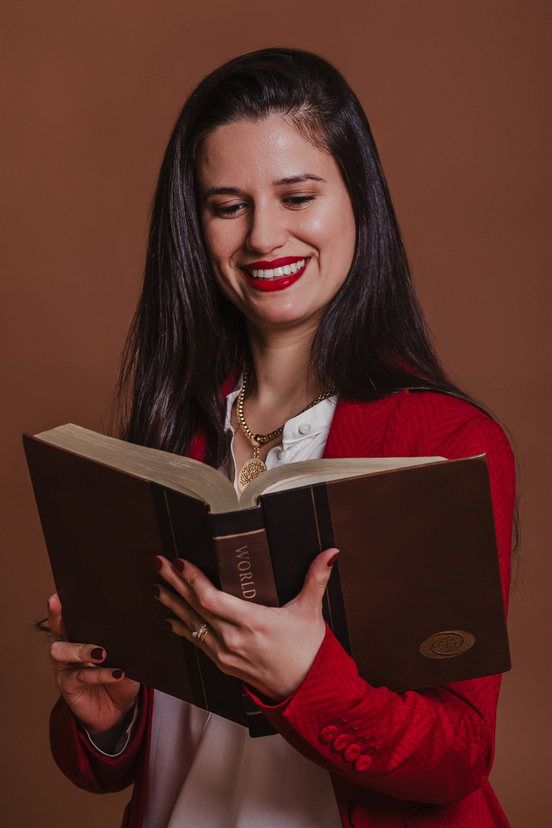 A Pri da aulas de inglês online e  atende a nível mundial, e ela resolveu dar um UP na imagem para poder fechar mais bons negócios e fazer uma boa criação de conteúdos. 