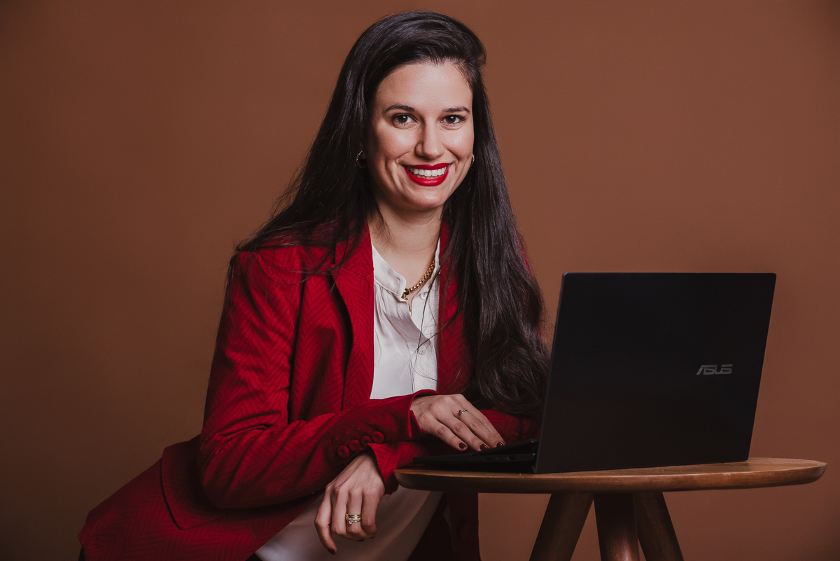 A Pri da aulas de inglês online e  atende a nível mundial, e ela resolveu dar um UP na imagem para poder fechar mais bons negócios e fazer uma boa criação de conteúdos. 