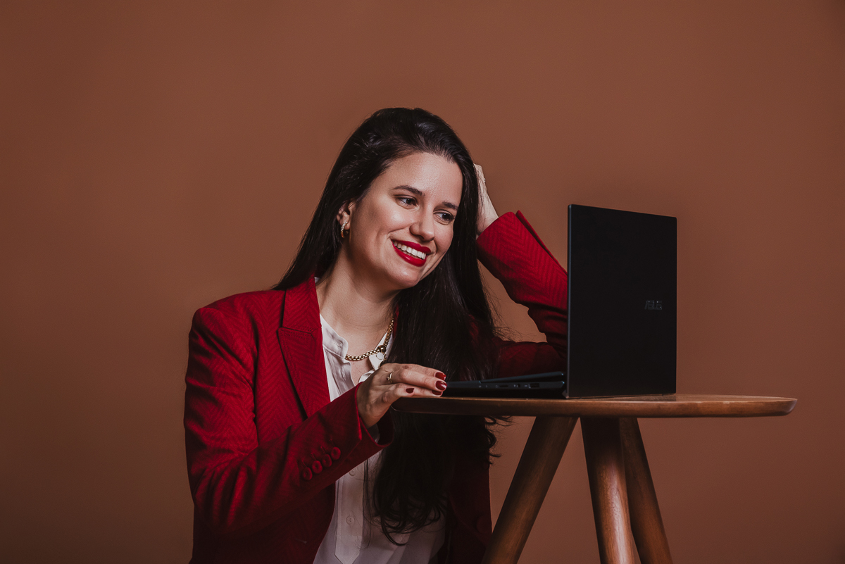 A Pri da aulas de inglês online e  atende a nível mundial, e ela resolveu dar um UP na imagem para poder fechar mais bons negócios e fazer uma boa criação de conteúdos. 