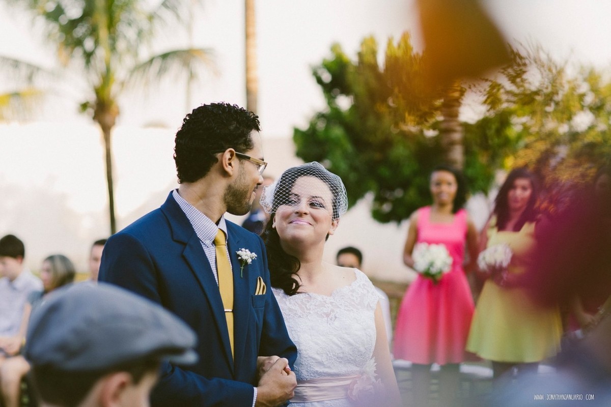 casal apaixonado, natureza, love, amor, Jonathan Januario, foto, fotografia, Araras, leme, limeira,campinas, São Paulo, Rio claro, folk, lifeStyle, montanha, foto na fazenda, casamento de dia, noiva, vestido de noiva, vestida pra casar, lápis de noiva