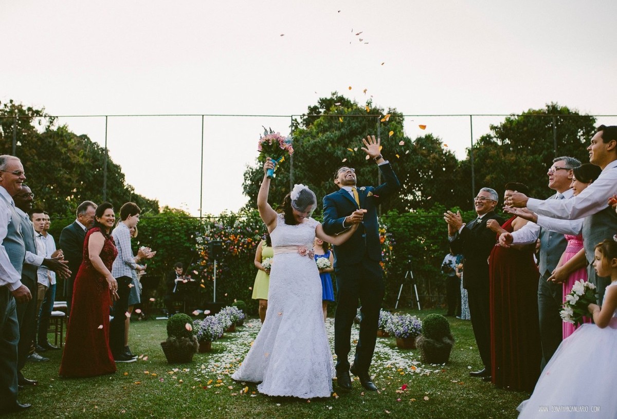 casal apaixonado, natureza, love, amor, Jonathan Januario, foto, fotografia, Araras, leme, limeira,campinas, São Paulo, Rio claro, folk, lifeStyle, montanha, foto na fazenda, casamento de dia, noiva, vestido de noiva, vestida pra casar, lápis de noiva