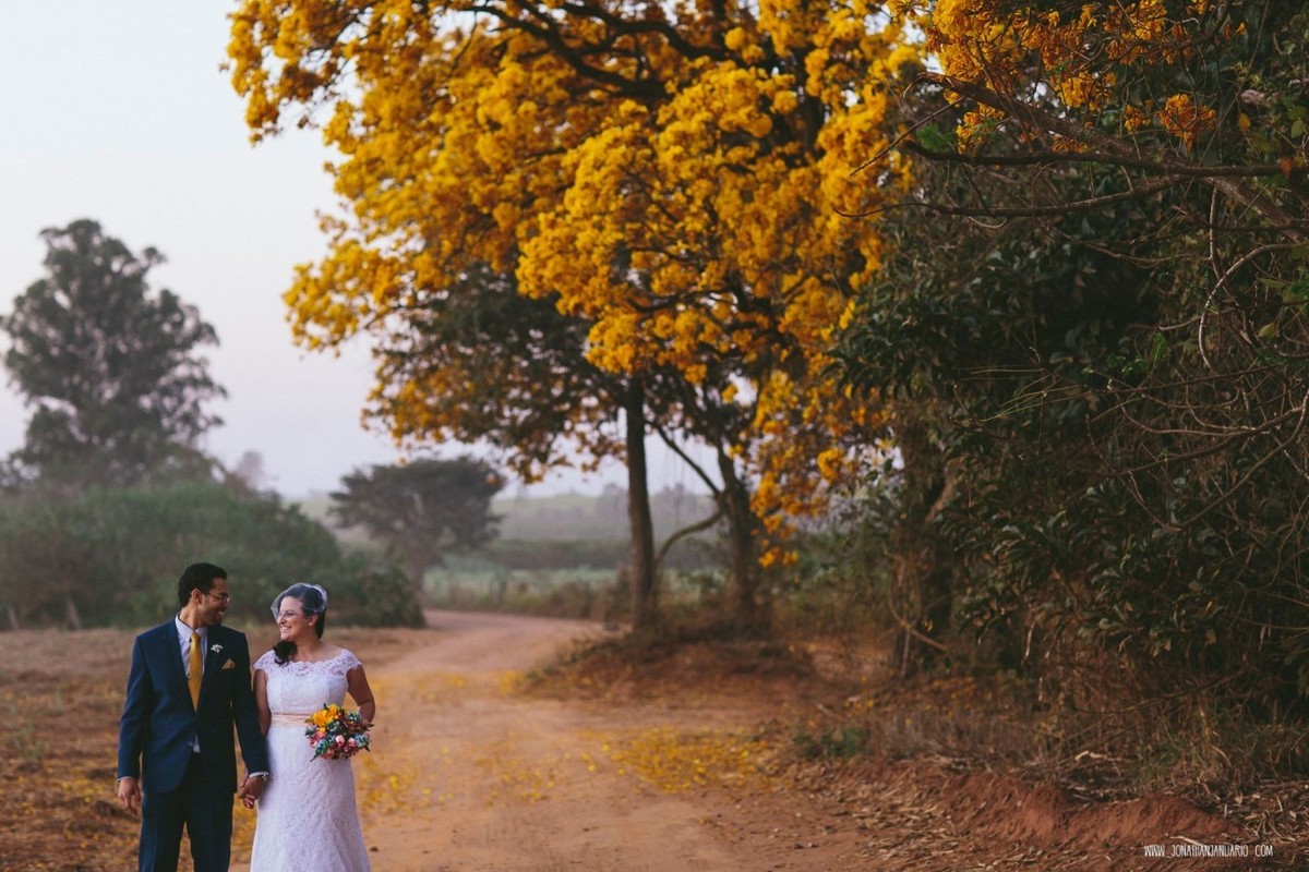 casal apaixonado, natureza, love, amor, Jonathan Januario, foto, fotografia, Araras, leme, limeira,campinas, São Paulo, Rio claro, folk, lifeStyle, montanha, foto na fazenda, casamento de dia, noiva, vestido de noiva, vestida pra casar, lápis de noiva