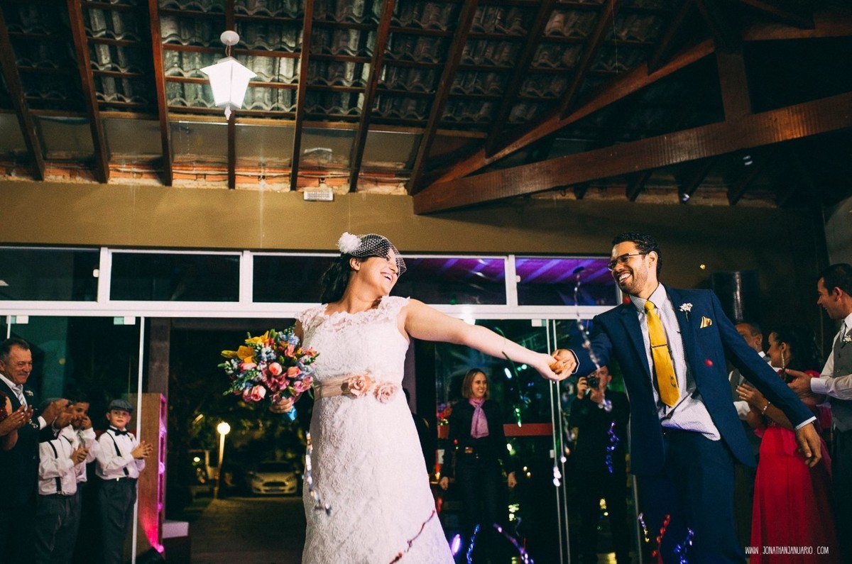 casal apaixonado, natureza, love, amor, Jonathan Januario, foto, fotografia, Araras, leme, limeira,campinas, São Paulo, Rio claro, folk, lifeStyle, montanha, foto na fazenda, casamento de dia, noiva, vestido de noiva, vestida pra casar, lápis de noiva