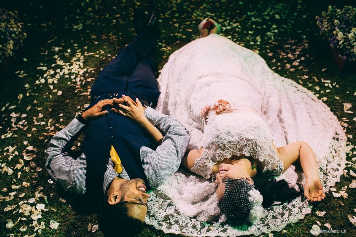 casal apaixonado, natureza, love, amor, Jonathan Januario, foto, fotografia, Araras, leme, limeira,campinas, São Paulo, Rio claro, folk, lifeStyle, montanha, foto na fazenda, casamento de dia, noiva, vestido de noiva, vestida pra casar, lápis de noiva