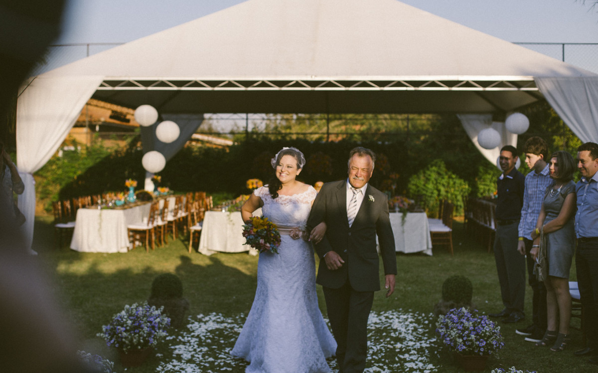 casal apaixonado, natureza, love, amor, Jonathan Januario, foto, fotografia, Araras, leme, limeira,campinas, São Paulo, Rio claro, folk, lifeStyle, montanha, foto na fazenda, casamento de dia, noiva, vestido de noiva, vestida pra casar, lápis de noiva