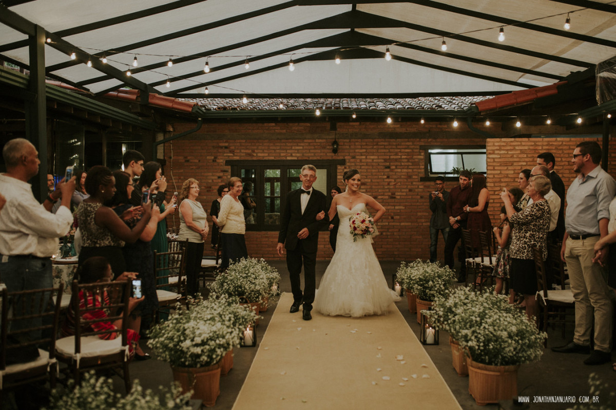 casal apaixonado, natureza, love, amor, Jonathan Januario, foto, fotografia, Araras, leme, limeira,campinas, São Paulo, Rio claro, folk, lifeStyle, montanha, foto na fazenda, casamento de noite, noiva, vestido de noiva, vestida pra casar, lápis de noiva

