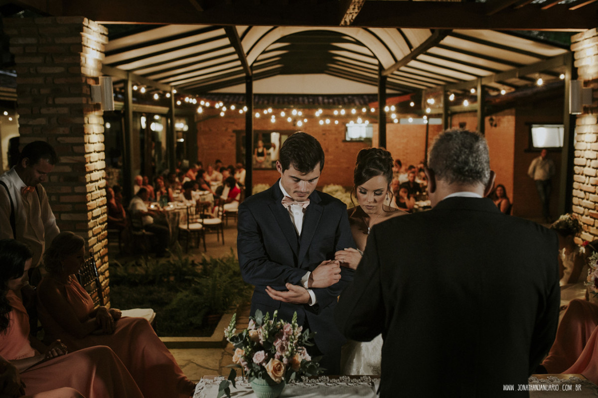 casal apaixonado, natureza, love, amor, Jonathan Januario, foto, fotografia, Araras, leme, limeira,campinas, São Paulo, Rio claro, folk, lifeStyle, montanha, foto na fazenda, casamento de noite, noiva, vestido de noiva, vestida pra casar, lápis de noiva

