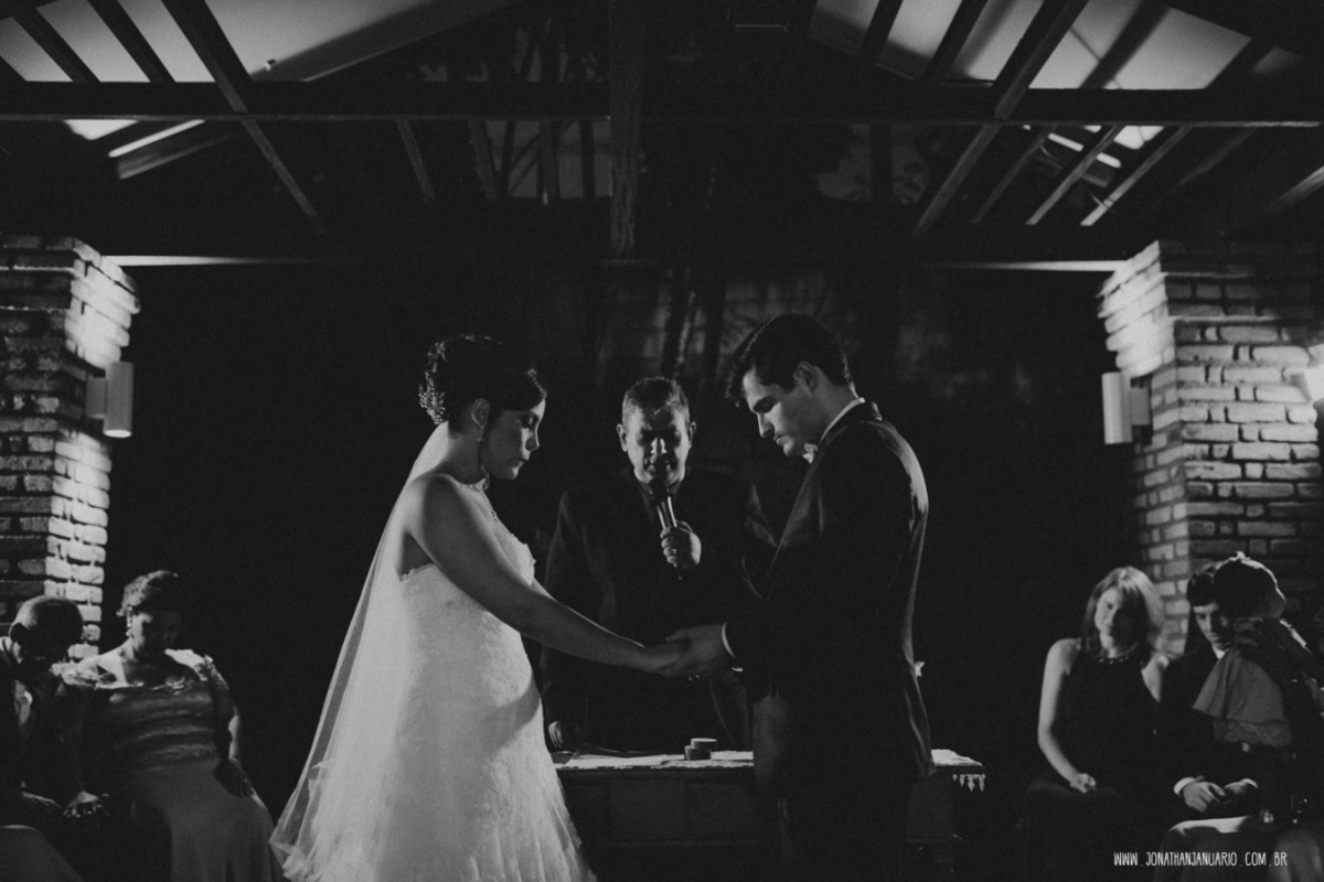 casal apaixonado, natureza, love, amor, Jonathan Januario, foto, fotografia, Araras, leme, limeira,campinas, São Paulo, Rio claro, folk, lifeStyle, montanha, foto na fazenda, casamento de noite, noiva, vestido de noiva, vestida pra casar, lápis de noiva

