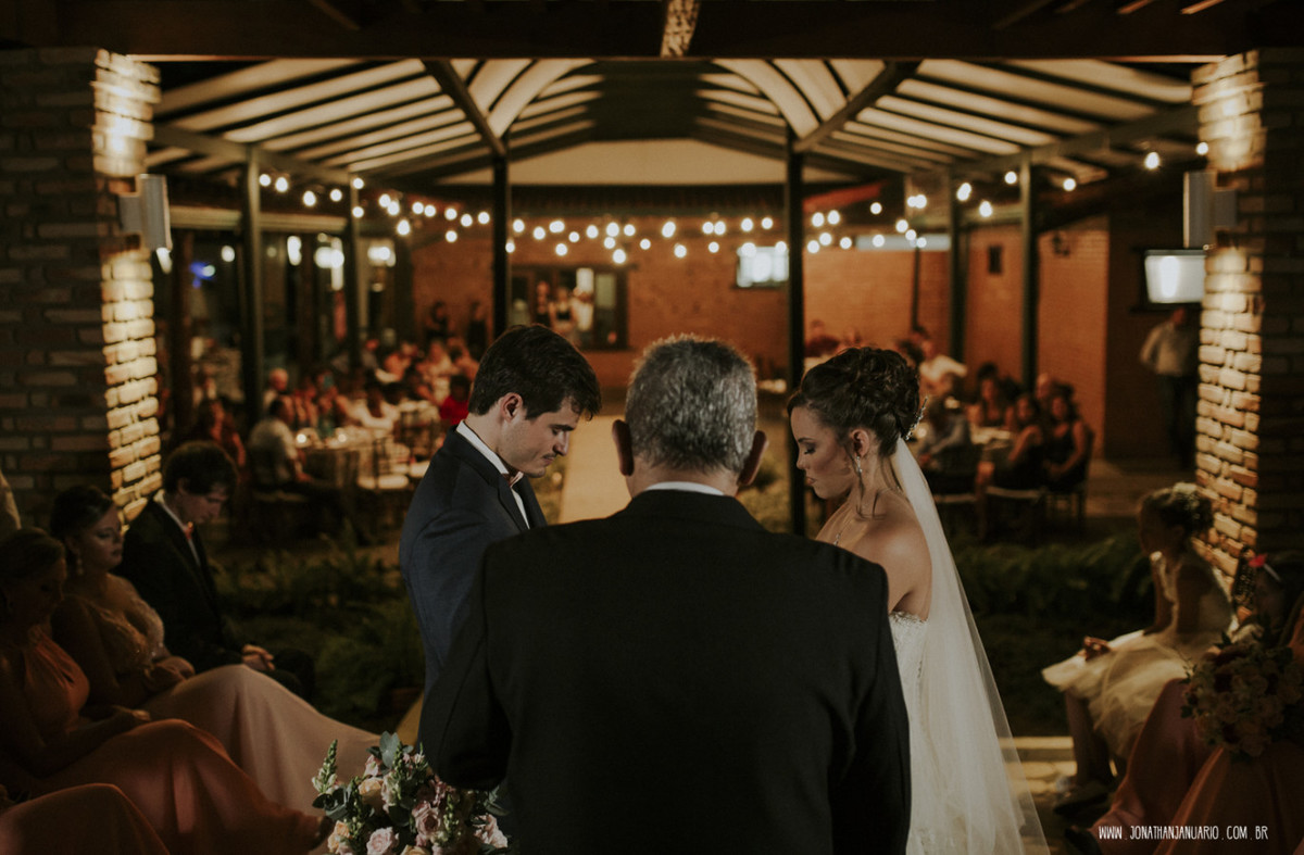 casal apaixonado, natureza, love, amor, Jonathan Januario, foto, fotografia, Araras, leme, limeira,campinas, São Paulo, Rio claro, folk, lifeStyle, montanha, foto na fazenda, casamento de noite, noiva, vestido de noiva, vestida pra casar, lápis de noiva

